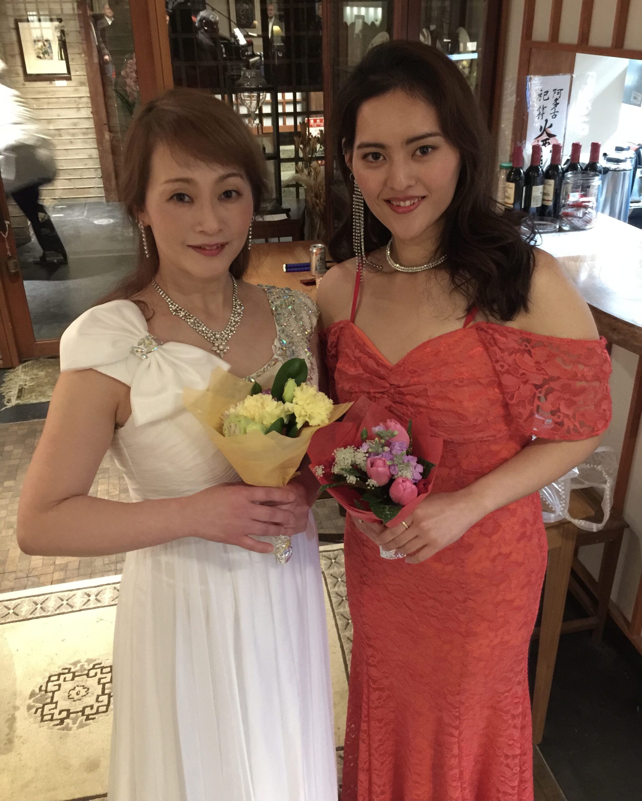 華やかな衣装で記念撮影するAkikaと出演者