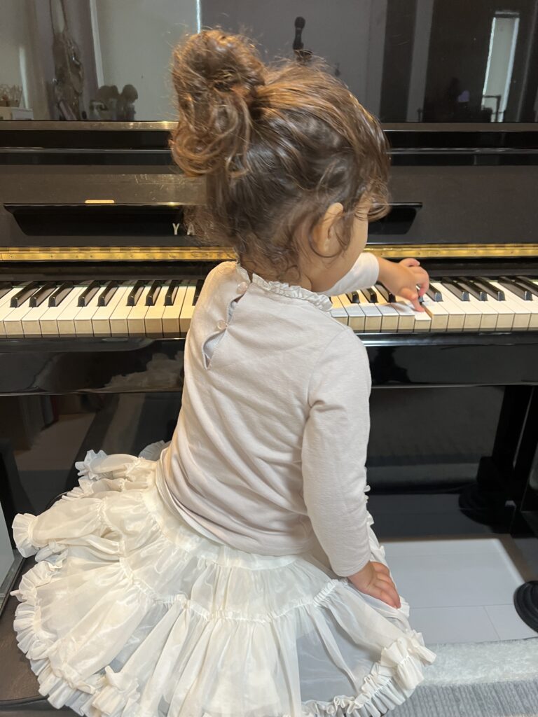 ピアノを学ぶ子どものレッスン風景